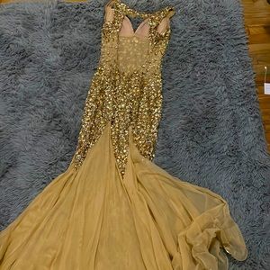 Very nice prom dress it’s a gold tan color